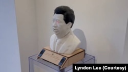 倫敦“白紙週年”藝術展上的習近平3D頭像。（美國之音 李伯安）
