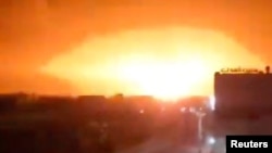 2024年1月18日公佈並由路透社取得的影片截圖顯示，也門達馬爾的胡塞武裝目標被美國領導的空襲擊中後發生爆炸。