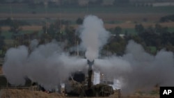 以色列炮兵从以色列南部边界向加沙地带发射炮弹。（2024年1月14日）