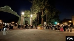 11月28日晚，在伯克利校园标志性的百年萨瑟门，旧金山湾区的学生和居民举办了了纪念白纸运动一周年的纪念活动（美国之音/周星辰）