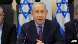 ນາຍົກລັດຖະມົນຕີອິສຣາແອລ ທ່ານເບັນຈາມິນ ເນຕັນຢາຮູ ເປັນປະທານກອລປະຊຸມລັດຖະມົນຕີຢູ່ທີ່ ເຄີຢາ (Kirya), ເຊິ່ງເປັນສໍານັກງານຂອງກະຊວງປ້ອງກັນປະເທດ, ໃນນະຄອນເທລ ອາວີບ, ອິສຣາແອລ, ວັນທີ 31 ທັນວາ 2023.