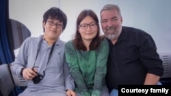 艾蜜莉陳(Emily Chen) 2018年與兒子以及丈夫馬克倫特(Mark Lent) 搭乘香港太平山頂纜車。