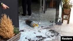 2023年10月9日，倫敦戈爾德斯格林的一家猶太餐廳在一座寫有“自由巴勒斯坦” 的橋附近遭到破壞。 （路透社照片）