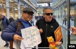 英国网红钢琴家布兰登-卡瓦纳1月26日星期五在伦敦圣潘克拉斯国际车站 (美国之音/李伯安)