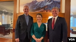 台灣駐美代表蕭美琴(中）與美國國會眾議院外交事務委員會主席麥克·麥考爾眾議員(右)、眾議院台灣連線共同主席馬里奧·迪亞茲-巴拉特眾議員在華盛頓雙橡園舉行的慶祝雙十酒會中合照。（2023年10月4日， 美國之音鍾辰芳拍攝）