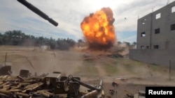 以色列國防軍公佈的影片截圖顯示以軍在加沙走廊南部汗尤尼斯展開的一次行動。(2023年12月8日)