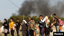 在以色列与哈马斯激战期间，巴勒斯坦人从加沙北部逃往南部。(2023年11月10日)