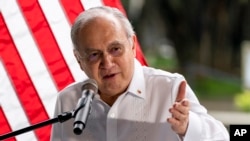 菲律宾驻美国大使何塞·曼努埃尔·罗穆尔德斯（Jose Manuel Romualdez)在马尼拉一次会议上发表讲话。（资料照 2024年8月6日）