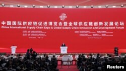 中國總理李強在北京舉行的中國國際供應鏈促進博覽會開幕式上發表講話。（2023年11月28日）