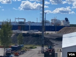 停泊在芬兰湾Inkoo港天然气供应基地的液化气浮动码头船Exemplar (美国之音/李北平)