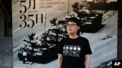 前香港剧团“六四舞台”创办人列明慧在接受美联社采访时站在纪念八九六四的巨幅照片前（2023年6月1日）