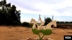 距離加沙邊境一千米處的基布茲社區畫廊和雕塑園 (美國之音/唐丹鴻)