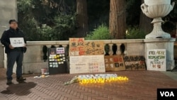 11月28日晚，在伯克利校园标志性的百年萨瑟门，旧金山湾区的学生和居民举办了了纪念白纸运动一周年的纪念活动（美国之音/周星辰）