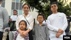 活动参与者中许多人带着孩子，他们拉起横幅，呼吁中共立即释放吴亚楠和所有被抓的白纸运动学生。(美国之音 张木林)