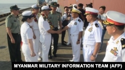 緬甸軍事資訊小組照片顯示，緬甸海軍高官（右）歡迎中國海軍官兵抵達仰光迪洛瓦港。（2023年11月27日）