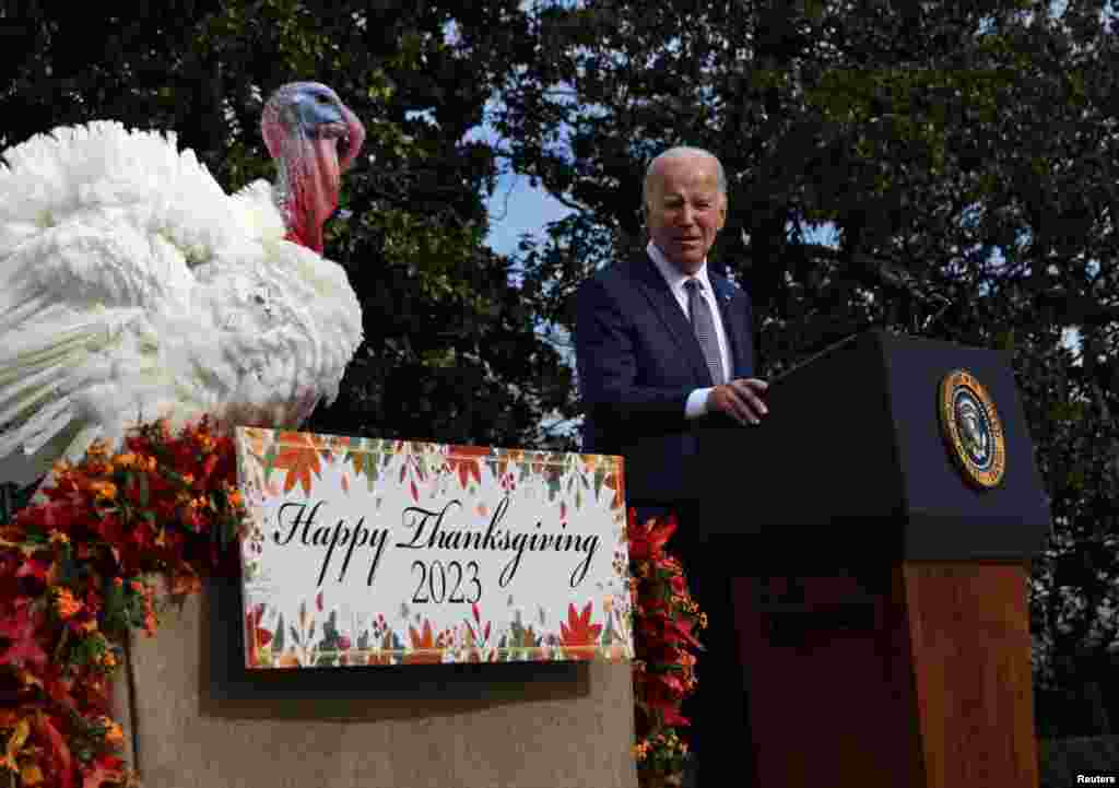 El presidente de Estados Unidos, Joe Biden, indulta un pavo por Acción de Gracias, de nombre Liberty, durante la ceremonia anual en el jardín sur de la Casa Blanca.