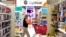 美國賓夕法尼亞州一家塔吉特商店內的購物者。（2023年7月7日）