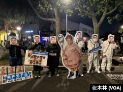 洛杉矶万圣节活动参与者举着李克强照片。（张木林拍摄）