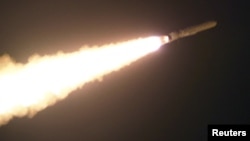 ລູກ​ສອນ​ໄຟ​ນຳ​ວິ​ຖີ​ຍຸດ​ທ​ະ​ສາດຊື່​ວ່າ Pulhwasal-3-31 ຖືກຍ​ິງ​ຂຶ້ນ​ໃນ​ລະ​ຫວ່າງ​ການ​ທົດ​ລອງ​ທີ່ບໍ່​ໄດ້​ລະ​ບຸ​ທີ່​ຕັ້ງ​ໃນ ເກົາຫຼີ​ເໜືອ ໃນ​ຮູບ​ພາບນີ້​ທີ່​ຖືກ​ເປີດ​ເຜີຍ​ໂດຍ​ອົງ​ການ​ຂ່າວ​ສູນ​ກາງ​ເກົາຫຼີ​ ໃນ​ວັນ​ທີ 25 ມັງ​ກອນ 2024.