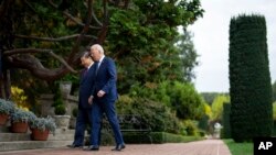 2023年11月15日，拜登总统和中国国家主席习近平在加利福尼亚州伍德塞德费罗丽庄园的花园里散步。（美联社照片）