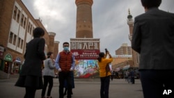 2021年4月21日遊客在政府組織的外國記者旅行中在新疆維吾爾自治區烏魯木齊拍照。