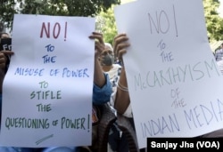 數百名記者聚集在印度首都，抗議NewsClick的記者因受到中國資助而被突襲和逮捕 (美國之音/賈尚杰)