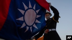 台灣士兵在傍晚的台北中山紀念堂前舉行降旗儀式。（2024年1月12日）