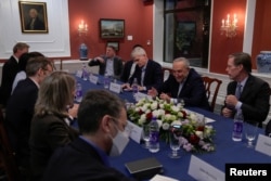 美國國會參議院多數黨領袖紐查克·舒默在美國駐華大使伯恩斯的北京住宅裡與媒體見面。（2023年10月10日）