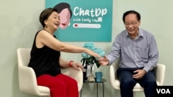 香港民主黨前主席劉慧卿（左）邀請建制派元老前立法會議員及前港區人大代表葉國謙出席網台節目，討論”軟對抗”及區議會選舉等熱門政治議題。(美國之音/湯惠芸)