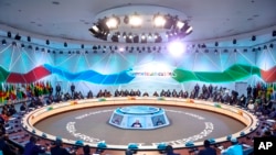 俄罗斯总统弗拉基米尔·普京（中）于 2023 年 7 月 28 日在俄罗斯圣彼得堡举行的俄罗斯非洲峰会全体会议上发表讲话。