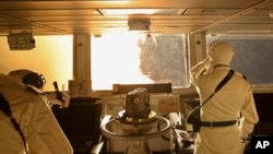 英國國防部2024年1月10日提供的照片顯示，皇家海軍「鑽石號」軍艦在紅海發射飛彈。