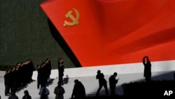 北京的中國共產黨歷史展覽館的中共黨旗下中共黨員在舉行宣誓儀式。 （2022年10月13日）