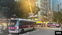 入夜後，多輛警車停泊於維多利亞公園附近的天后區街上戒備 （美國之音/鄧凱欣）