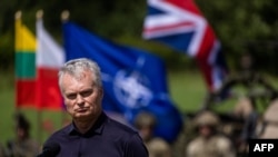 ປະ​ທານ​ທິ​ບໍ​ດີ ລິ​ທົວ​ເນຍ ທ່ານ ກິ​ຕາ​ນາ​ສ ນາວ​ເຊ​ດາ ຢູ່ກອງ​ປະ​ຊຸມ​ຖະ​ແຫຼງ​ຂ່າ​ວ ຫຼັງ​ຈາກ​ການ​ຢ້ຽມ​ຢາມ​ສູນ​ບັນ​ຊາ​ການ​ອົງ​ການ NATO ໃກ້​ຊາຍ​ແດນ​ ໂປ​ແລນ ກັບ ລິ​ທົວ​ເນຍ, ໃນ​ພາກ​ຕາ​ເວັນ​ອອກ​ສຽງ​ເໜືອ​ຂອງ ໂປ​ແລນ, 7 ກໍ​ລະ​ກົດ 2022.