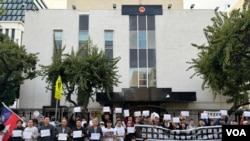 来自中国不同省市的异议人士和洛杉矶侨民聚集在一起，在中国驻洛杉矶领事馆前参加白纸运动一周年抗议活动。(美国之音 张木林)