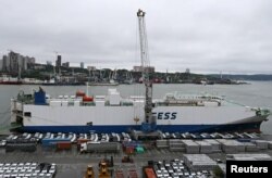 资料照：俄罗斯远东符拉迪沃斯托克港的集装箱船正在卸下中国制造的新汽车 。（2023年8月25日）