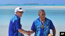 资料图片：2023年11月9日，在库克群岛艾图塔基，澳大利亚总理阿尔巴尼斯(左)和图瓦卢总理纳塔诺出席太平洋岛国论坛领导人静修会后，在一岛屿上握手。（美联社）