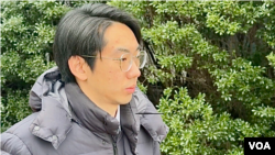 2024年1月25日，波士顿伯克利音乐学院的中国留学生吴啸雷因威胁民主活动人士被联邦陪审团定罪后走出波士顿的联邦地区法院。(美国之音视频截图)