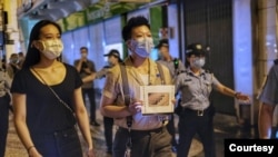 2020年6月4日，澳門出動警力，在往年六四燭光晚會集會場地議事亭廣場 進行清場。有市民因展示“六四坦克人”圖像遭警方扣查。 （崔子釗攝）