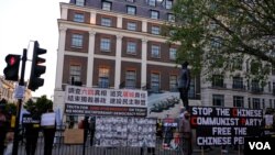 2023年6月4日，示威者在中國駐倫敦大使館外舉行六四事件悼念活動。 （美國之音/鄭樂捷）