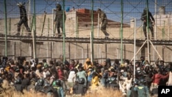 大量非洲移民穿過圍牆進入西班牙領地後，防暴警察封鎖了西班牙與摩洛哥的邊境。（2022年6月24日）