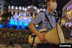 2020年6月4日，澳門出動警力，在往年六四燭光晚會集會場地議事亭廣場 進行清場。有市民因展示“六四坦克人”圖像遭警方扣查。 （崔子釗攝）