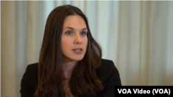 2023年7月17日，拉脫維亞的里加斯特拉金什大學中國研究中心主任烏娜·亞歷山德拉·貝爾齊尼亞-切倫科娃在她辦公室接受美國之音的專訪。