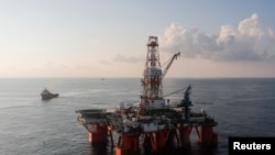 在越南頭頓海岸附近的一座深水鑽井平台（2018年4月29日）