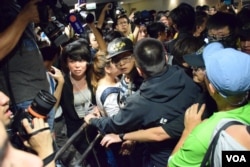 有示威者與保安人員發生推撞，場面混亂。（美國之音湯惠芸攝）