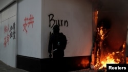 2019年11月11日，抗議者在香港中環金融區內中國銀行外牆書寫抗議標語。（路透社）