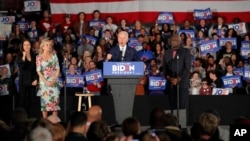 爭取總統大選民主黨提名的前美國副總統拜登在南卡羅來納州的競選集會講話。 （2020年2月29日）