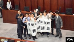 多名民主派立法會議員在財委會最後一次會議抗議.（美國之音湯惠芸攝）