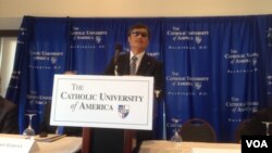 陈光诚10月2日在天主教大学召开的记者会上回答问题（美国之音叶兵拍摄）