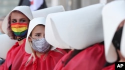 星期五，抗議者在波蘭首都華沙抗議波蘭政府計劃退出防止家暴伊斯坦布爾公約。